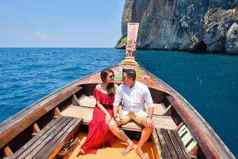 Charter in barca locale (barca a coda lunga) per l'isola di Racha da Phuket