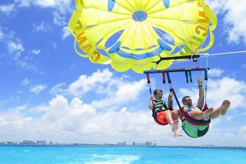 Para-sailing no mar do Caribe em Cancún