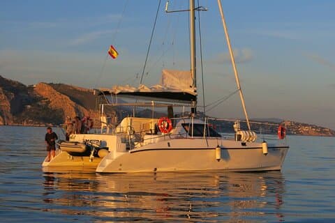 Tour in catamarano di 2 ore lungo la Costa Tropical e la costa di Malaga