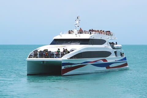 コーチとカタマランによるプーケットからタオ島への共有転送