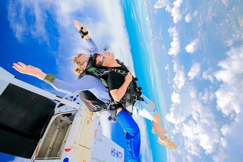 First Jump Tandem Skydive Pattaya Inkluder hentingsoverføring