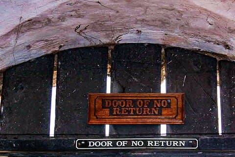 Reis terug in de tijd (The door of no return)