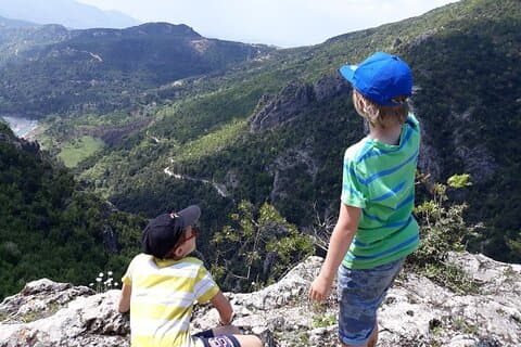 Excursão a pé em Tirana e excursão diurna à caverna Pellumbasi (3-6 pessoas)
