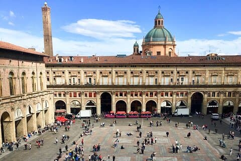Visite privée de 10 heures à Bologne au départ de Milan avec chauffeur et Guide