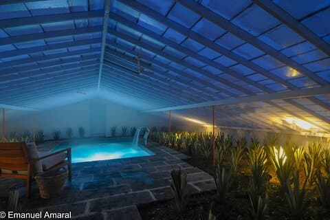 Warmwaterbad in Ananasplantage & Diner