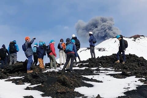 Excursion exclusive à l'Etna à 3000 mètres en téléphérique avec guide.