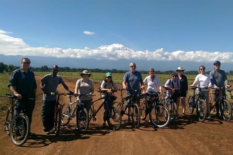 Treten Sie durch die Dörfer am Fuße des Kilimanjaro