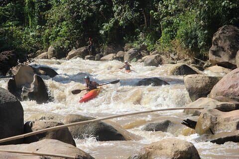 Whitewater-kajak på Mae Taeng-floden Heldagstur Chiang Mai