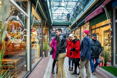 Paris ikoniska Saint Ouen-loppmarknadsvandring i liten grupp