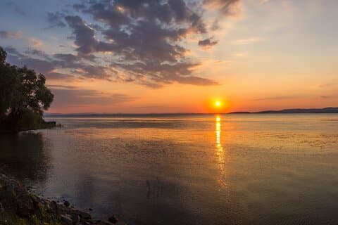 Sunset Boat Tour at Lake Trasimeno with Aperitif or Dinner