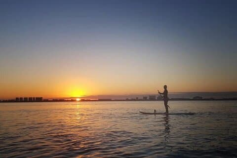 Paddle Board bij zonsopgang of zonsondergang in Cancun