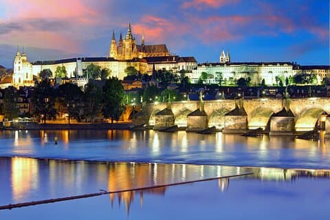 Delad flodkryssningstur i Prag med middag