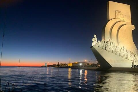 Visite nocturne de Lisbonne en voilier avec boisson - Visite en petit groupe de 2 heures