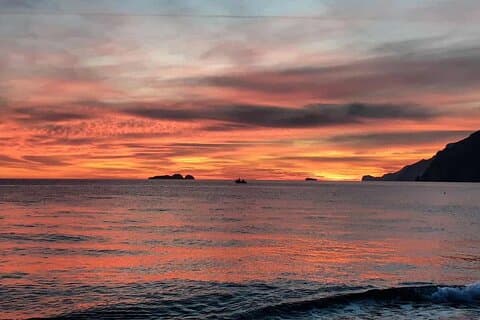De magie van de zonsondergang aan de Amalfikust aan boord van een Sorrento gozzo