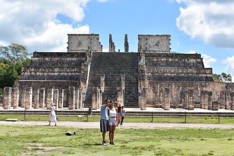 Besök Chichén Itzá, Cenote och Valladolid. Transport ingår