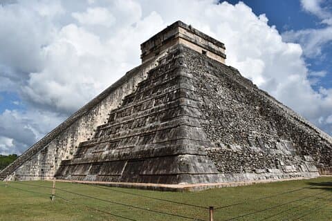 Otroligt antikt äventyr till Chichen Itza. Utforska 2 cenotes och Valladolid.