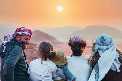 Excursión en jeep de día completo a Wadi Rum + noche y cena en campamento beduino