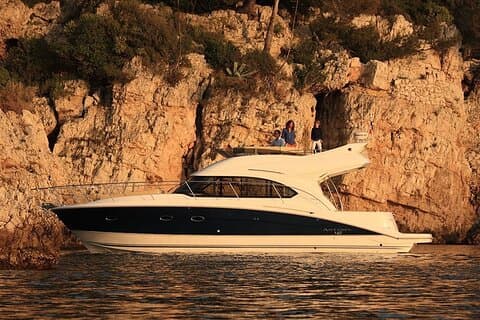 Barco de motor de lujo privado 6 y 8 horas de alquiler de día completo