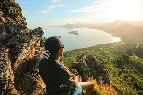 Senderismo privado de día completo Le Morne Mountain y almuerzo de mariscos en Islet Fourneau