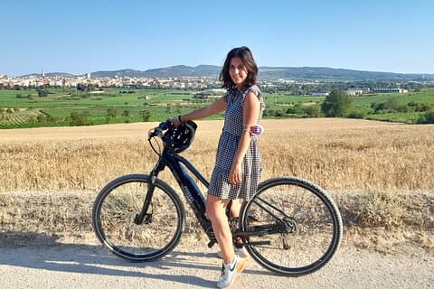 Desde Barcelona: E-Bike Tour en los viñedos con 2 bodegas.