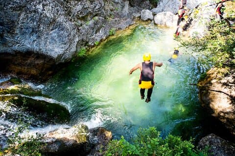 Attività di trekking sul fiume Olimpo nel fiume Orlias