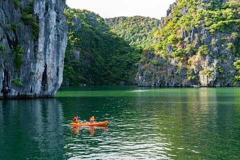 Halong Bay fuld dagstur fra Hanoi: Besøg Thien Cung, Dau Go grotte og kajakroning