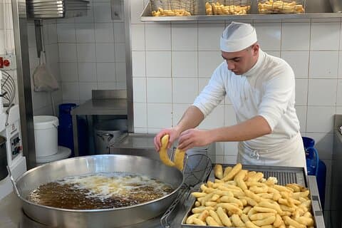 Tour de comida de rua em Catânia à noite