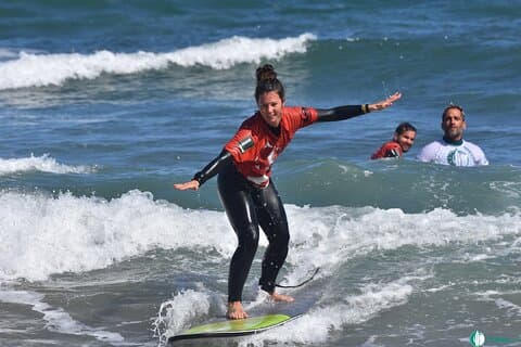 Surfklass i Famara 9:15-12:00 eller 11:45-14:30 (2h klass)