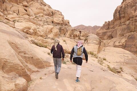 Avventura escursionistica di 2 giorni e tour in jeep da Wadi Rum