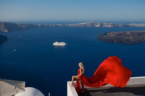 Privat flygande klänningsfotograferingsupplevelse på Santorini