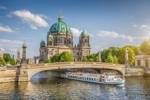 Skip-the-line Boat Cruise and Berlin’s Old Town Guided Tour