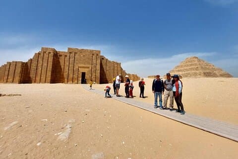 Excursión de medio día a las pirámides escalonadas de Sakkara y Memphis desde los hoteles de El Cairo y Giza