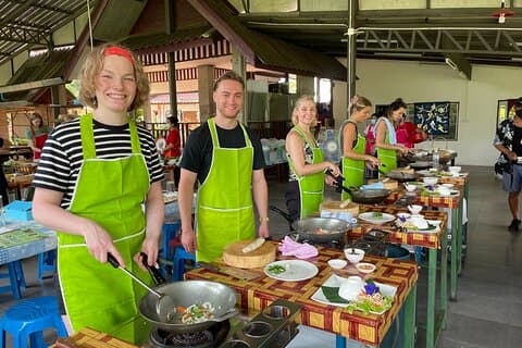 Cours de cuisine thaïlandaise d'une demi-journée dans une ferme biologique de Chiang Mai