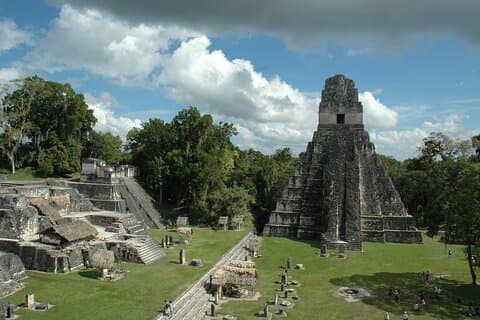 Visita al templo maya de Tikal desde San Ignacio con almuerzo sentado