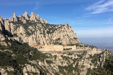 バルセロナ発モンセラート修道院と山への半日ハイキング