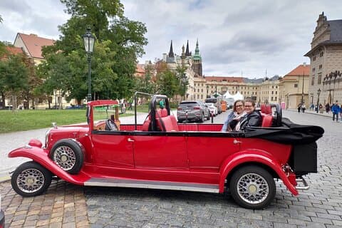 Paseo en auto antiguo con recorrido a pie por el centro de la ciudad de Praga