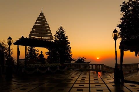 Expérience Sunrise Blessing à Doi Suthep avec un petit groupe