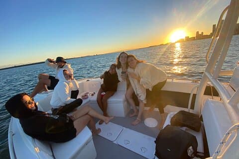 Miami : Bootscharter bei Sonnenuntergang in einer Formel Thunderbird