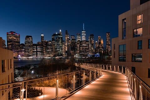 NYC Panorama: Brooklyn och New Jersey Waterfront natttur