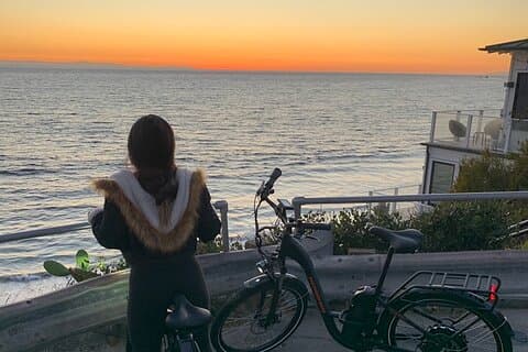 電動自転車ツアーでラグナ ビーチの隠れた通りを探索