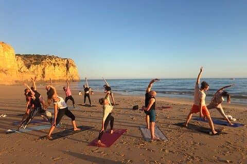 Yoga en la playa por la mañana en Portimao por el Sol