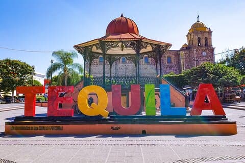 Tour de tequila de día completo visitando destilería artesanal y centro de la ciudad.
