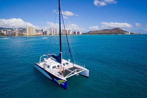 Cruzeiro de luxo em catamarã saindo de Oahu
