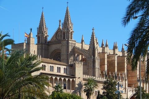 Palma gamle bydel og katedralen på Mallorca med mallorcanske kager