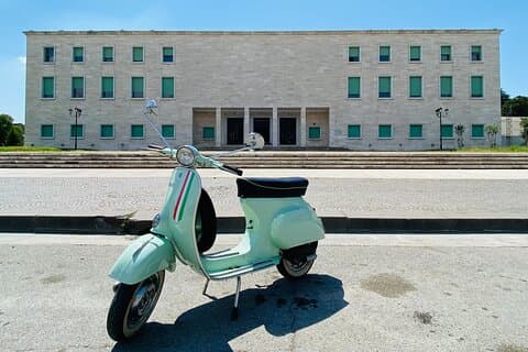 Lei en Vespa i Tirana