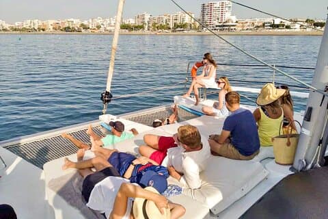 Passeio de barco pelo Mediterrâneo com almoço de paella e transporte incluído!