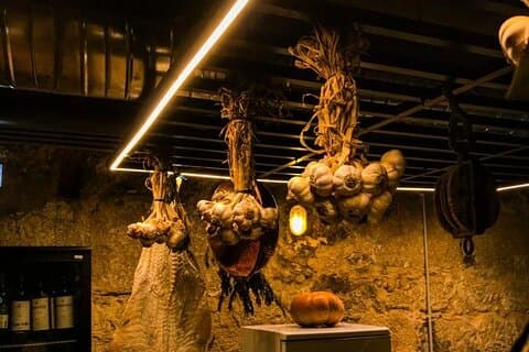 4 Hour Traditional Portuguese Food and Wine Tour in Porto