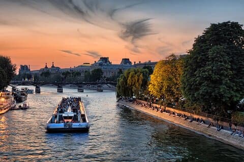 4 hours Paris private Montmartre Walking Tour and Seine River Cruise