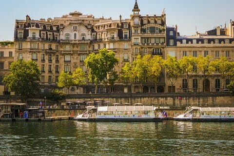 Marais con crucero por el río Sena y tour de compras por la Vallée Village