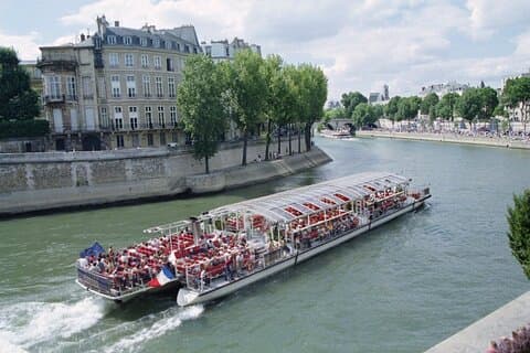 Crucero con cena por Montmartre y el río Sena con recogida en el hotel en París - 6 horas